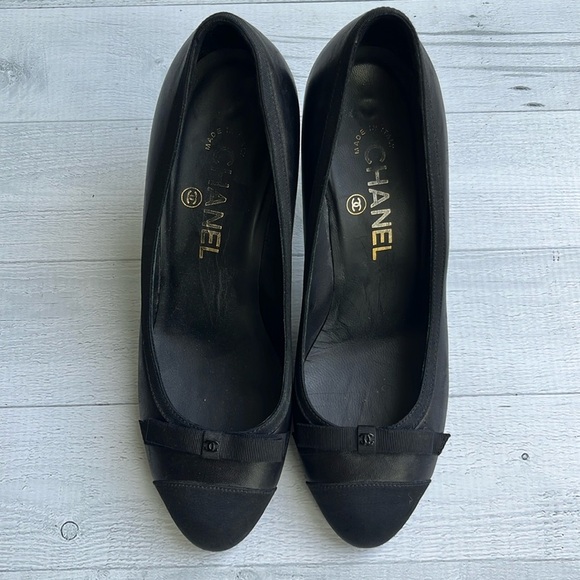 CHANEL Vintage Black Interlocking CC Logo Bow Cap Toe Pumps Size 7 - Picture 1 of 9